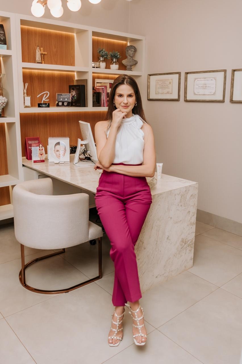 Retrato da Dra. Daniela Siqueira Smith, médica dermatologista em Dourados